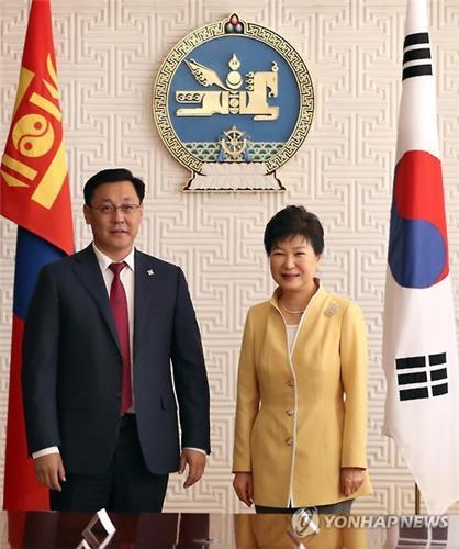 President Park Geun-hye (right) and Mongolian Prime Minister Jargaltulga Erdenebat pose for a photo before their talks in Ulaanbaatar, Mongolia on July 18.(Yonhap)