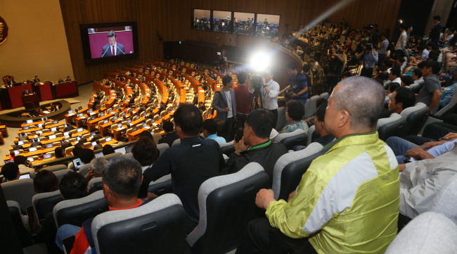 Residents of Seongju where THAAD is to be deployed watch the National Assembly’s session on the missile defense system on Tuesday. Park Hae-mook/The Korea Herald