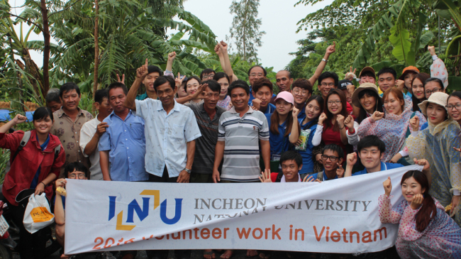 Participants pose for a photograph after their volunteer works in Can Tho, Vietnam. (Incheon National University)