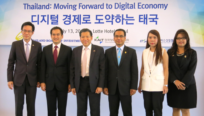 (From left) Thailand Board of Investment Seoul Office director Worakan Kosolpisitkul, Software Industry Promotion Agency vice president Chatchai Khunpitiluck, Thai Ambassador to Korea Sarun Charoensuwan, BOI deputy secretary general Chokedee Kaewsang, TOT Public Company Limited senior director Waraporn Kongkiewphan and BOI senior investment officer Vannipa Pipupchaiyasit (Thailand Board of Investment)