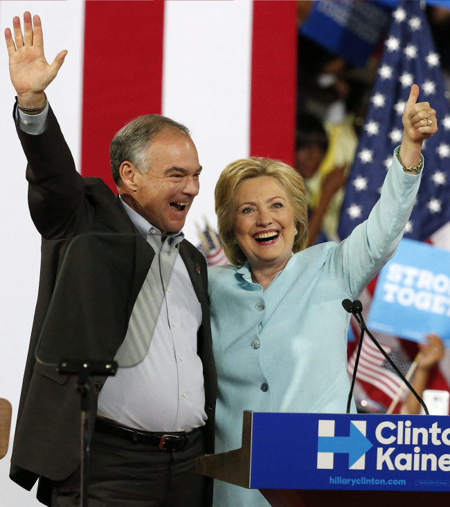 U.S. Democratic presidential candidate Hillary Clinton introduces her vice presidential candidate, Sen. Tim Kaine, during a campaign event in Miami, Florida, Saturday. (EPA-Yonhap)