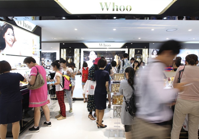 A Whoo store is packed with Chinese travelers at Lotte Department Store in Sogong-dong, central Seoul.