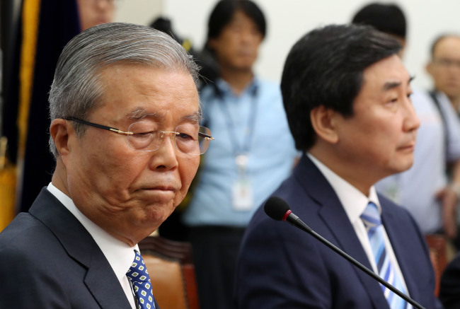 The Minjoo Party of Korea chief Rep. Kim Chong-in (left) attends a party meeting on Wednesday. Park Hae-mook/The Korea Herald