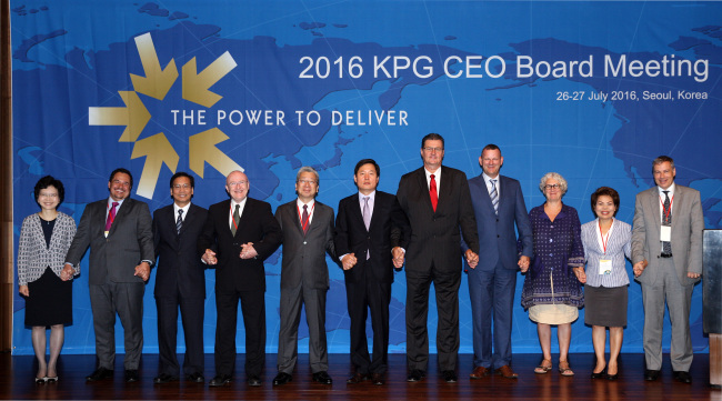 Chief executives pose at the 14th Kahala Posts Group meeting in Hotel Shilla, central Seoul, Wednesday. (Korea Post)