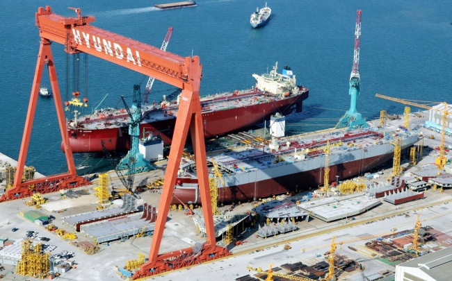 Ships are being built at Hyundai Heavy Industries' docks. / The Investor