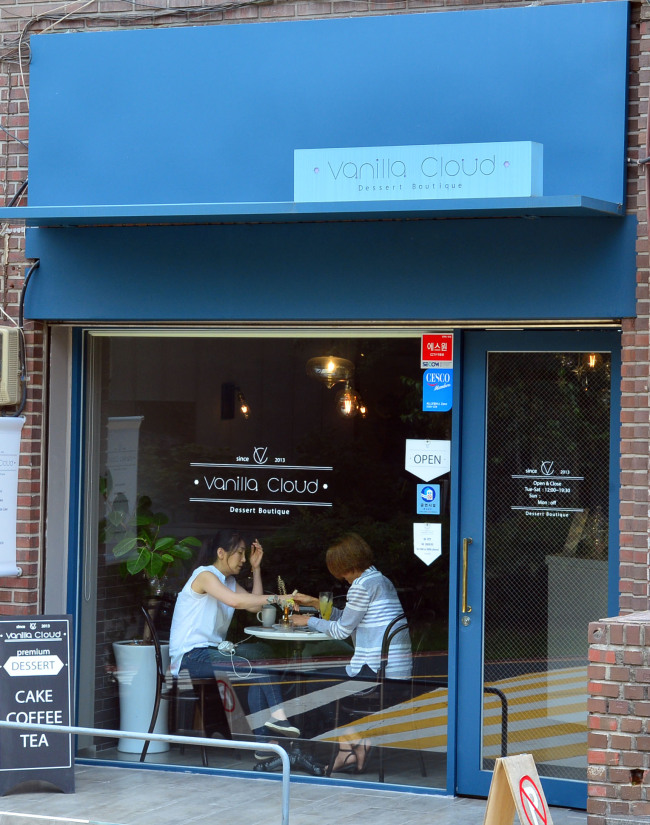 The small 11-seat spot serves around 12 varieties of cake daily. (Yoon Byung-chan/The Korea Herald)