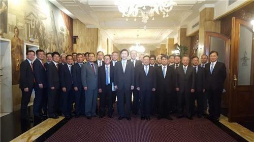 Yun Byung-se (center) poses for a photo with South Korean heads of overseas diplomatic missions of European Union countries at a meeting in Rome on July 30.(Yonhap)