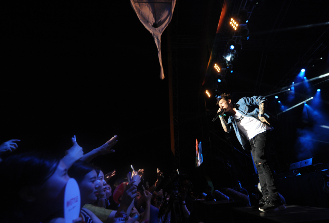 Rapper C Jamm, who recently competed on the rapper audition program “Show Me the Money” season 5, performs to a full crowd at the Jisan Valley Rock Music & Arts Festival on July 23. (CJ E&M)