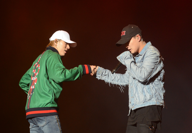 Hip-hop artist Dean (right) performs at the Jisan Valley Rock Music & Arts Festival on July 23. (CJ E&M)