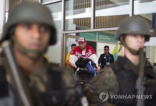 선수단 입국을 삼엄하게 경비하는 브라질 군 병력. (AP=연합뉴스)