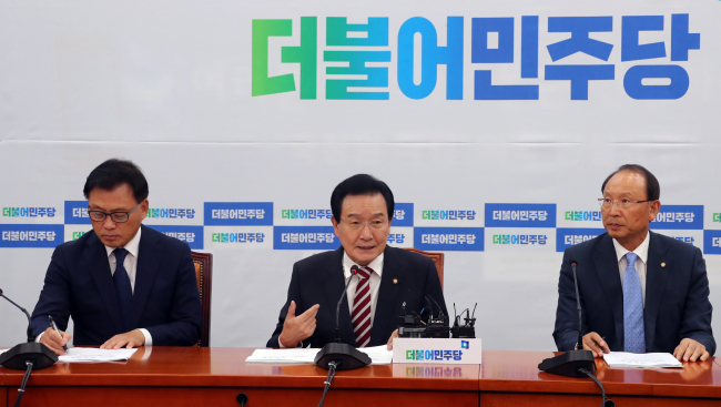 The Minjoo Party of Korea‘s chief policymaker Rep. Byun Jae-ill (center) announces the party’s tax reform measures during a party meeting on Tuesday. (Yonhap)