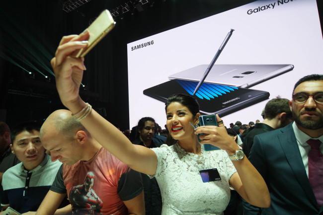 A journalist poses with the Samsung Galaxy Note 7 at the launch event held in New York on Aug. 2. Samsung Electronics