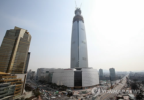 The Lotte World Tower under construction (Yonhap)