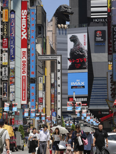 The poster of “Shin Godzilla,” or “New Godzilla,” is displayed under the monster‘s head at a movie theater in Tokyo on July 30. (AP-Yonhap)