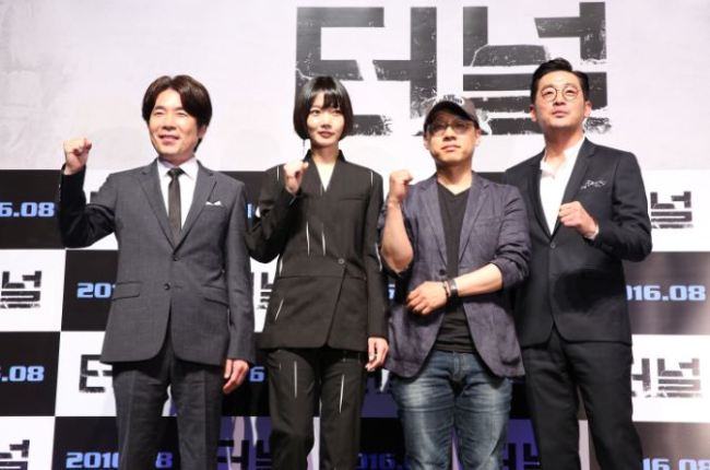 From left: Oh Dal-su, Bae Doo-na, director Kim Seong-hun and Ha Jung-woo pose at a press conference held at the CGV theater in Apgujeong-dong, Seoul on July 7. (Showbox)