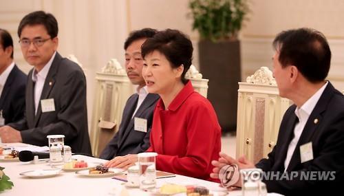 President Park Geun-hye speaks during a meeting with 11 lawmakers of the ruling Saenuri Party on the planned deployment of an advanced U.S. anti-missile system to South Korea at her office Cheong Wa Dae on Aug. 4.(Yonhap)