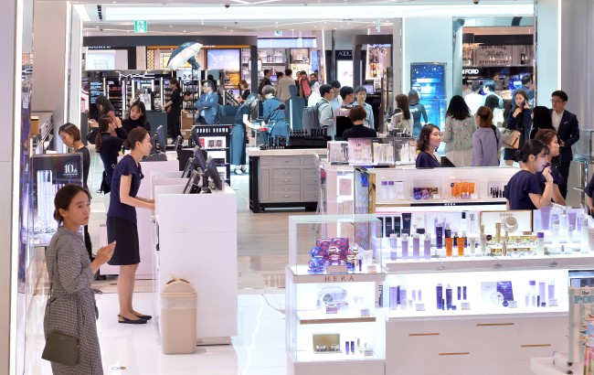 Cosmetics coners in a duty free store in Seoul. The Investor / Lee Sang-sub