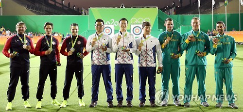 6일 오후(현지시간) 브라질 리우데자네이루 삼보드로모 경기장에서 열린 2016 리우올림픽 남자양궁 단체전 결승에서 미국을 꺾고 금메달을 차지한 김우진, 구본찬, 이승윤이 기념촬영을 하고 있다.