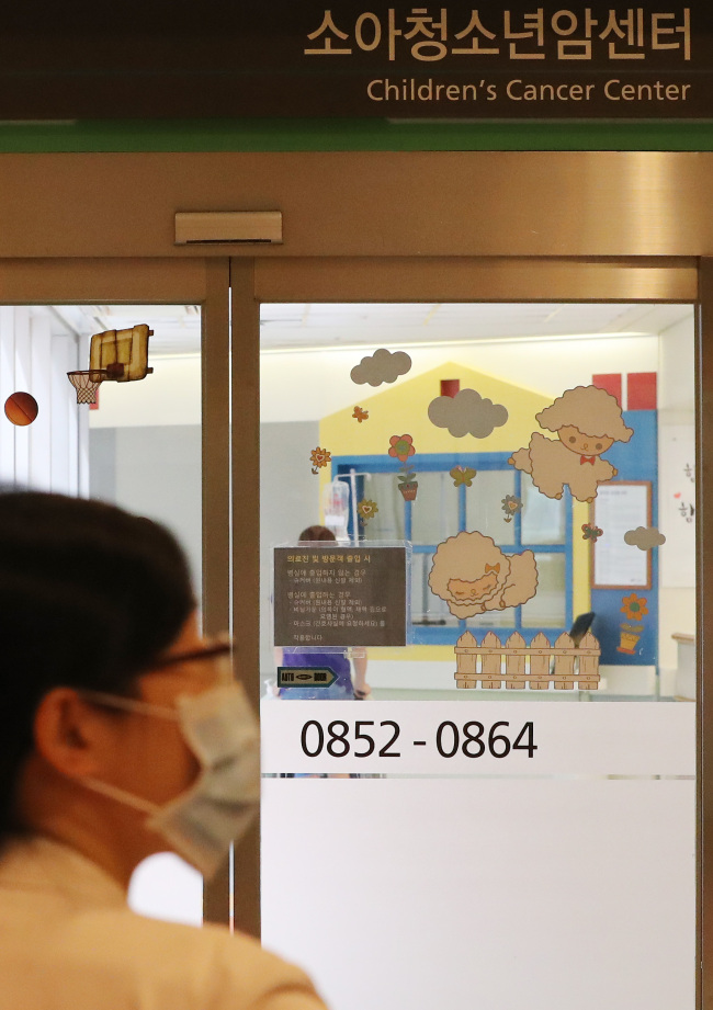 An official enters Samsung Medical Center, where a nurse was diagnosed with TB last month. Yonhap