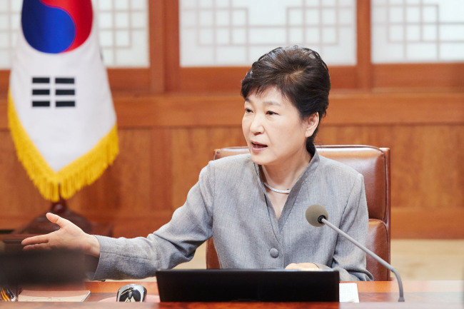 President Park Geun-hye speaks at a meeting with senior secretaries on Monday. (Yonhap)