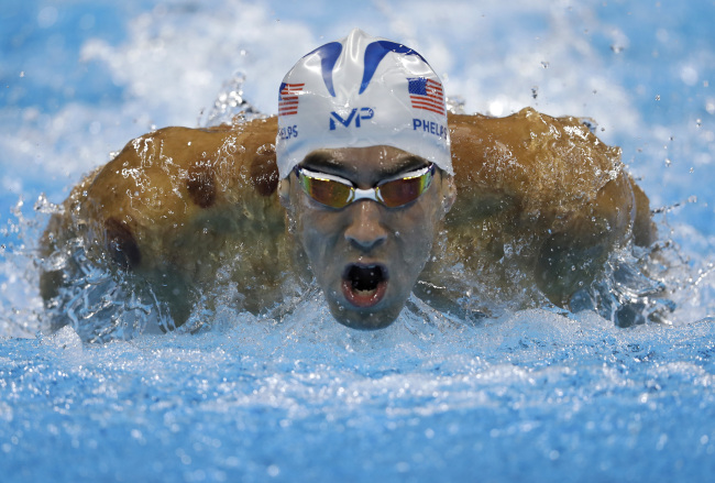 United States` Michael Phelps competes in a men`s 200-meter butterfly heat during the swimming competitions at the 2016 Summer Olympics, Monday. (AP-Yonhap)