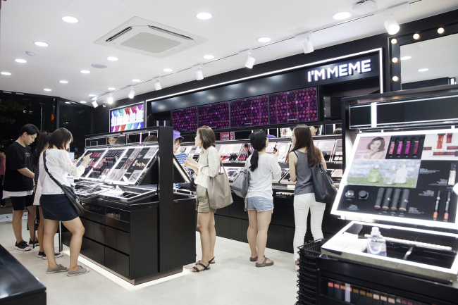 The view inside the first Memebox offline store, which opened last month in Gangnam, Seoul. (Memebox)