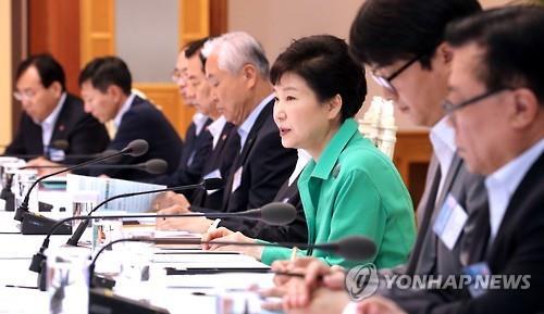 President Park Geun-hye presides over a national science and technology strategy session at the presidential office Cheong Wa Dae on Aug. 10. (Yonhap)