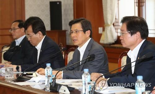 Prime Minister Hwang Kyo-ahn (center) speaks during a national policy coordination meeting in Seoul on Aug. 11. (Yonhap)