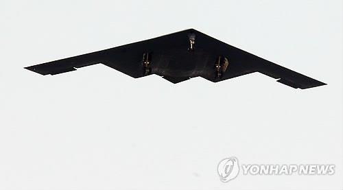 Photo dated March 28, 2013, shows a B-2 Spirit stealth bomber flying over South Korea's western port city of Pyeongtaek, as it takes part in a drill to strike a mock target. (Yonhap)