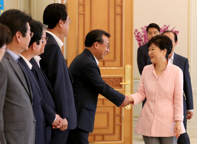 President Park Geun-hye (right) shakes hands with new Saenuri Party leader Rep. Lee Jung-hyun before her luncheon with the ruling party's newly elected leadership at the presidential office Cheong Wa Dae on Aug. 11. (Yonhap)