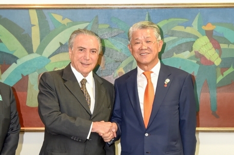 SK Networks Representative Director Choi Shin-won (right) and Brazil's interim President Michel Temer 