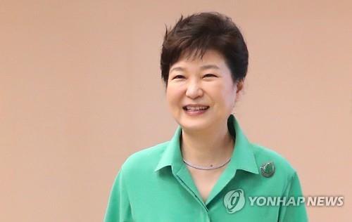 This photo, taken on Aug. 10, 2016, shows President Park Geun-hye attending a meeting on science and technology strategy at the presidential office Cheong Wa Dae in Seoul. (Yonhap)