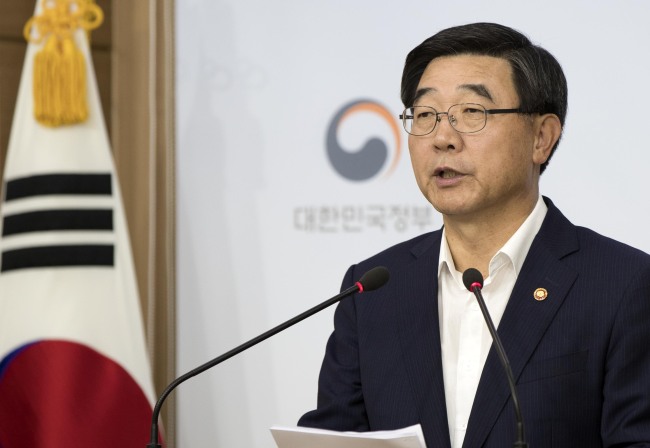 Employment and Labor Minister Lee Ki-kweon explains the ministry’s youth subsidy program at the Seoul Government Complex on Friday. Yonhap