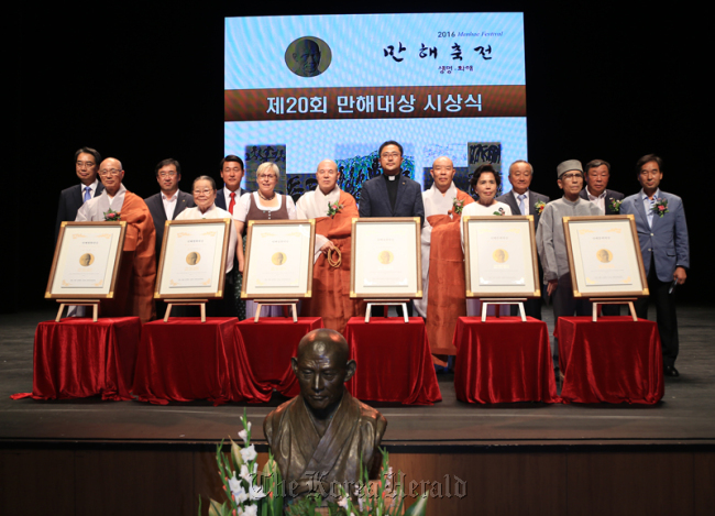 (앞줄 왼쪽부터) 로터스월드 이사장 성관스님, 청수나눔실천회 이사장 박청수 교무, 오스트리아 카톨릭부인회 관계자(마리안느 스퇴거 대리수상), 소록도성당 김연준 주임신부(마가렛 피사레크 대리수상), 가수 이미자, 이승훈 시인