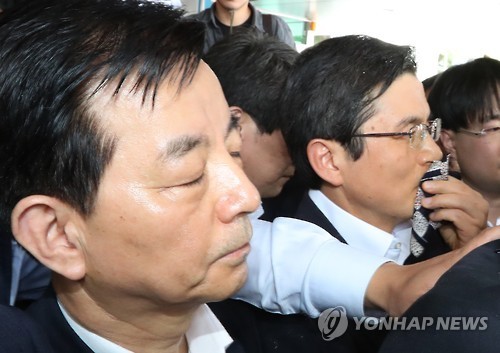 Defense Minister Han Min-koo (left) and Prime Minister Hwang Kyo-ahn (center) are blocked by protesting residents during their visit to Seongju, North Gyeongsang Province, on July 15. (Yonhap)