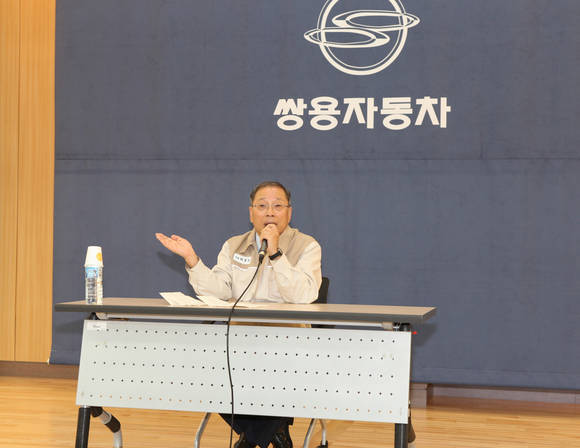 Choi Johng-sik, CEO of Ssangyong Motor, speaks at the “Leaders Round Table” event on Aug. 12. Ssangyong Motor
