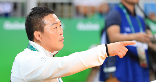 Coach An Han-bong (Park Hae-mook/The Korea Herald)