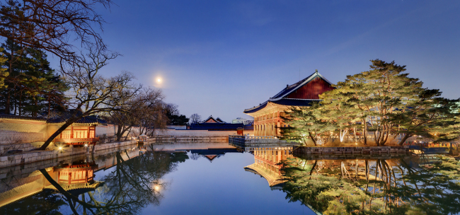 Night view of Gyeongheoru pavilion and the surrounding artificial pond (The Cultural Heritage Administration)