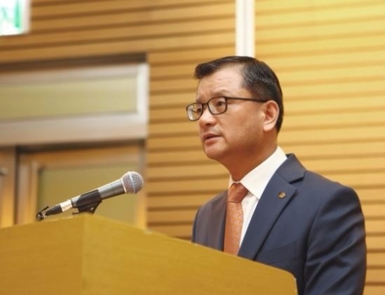 Hanwha Investment & Securities CEO Yeo Seung-Joo speaks during a press conference.