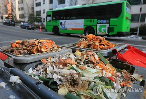 Bins filled with food waste placed on a street in Seoul. (Yonhap)