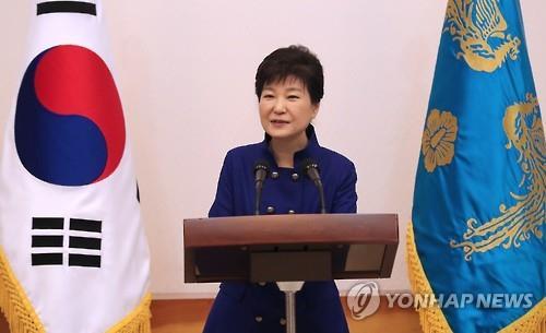 This photo, taken on Aug. 17, 2016, shows President Park Geun-hye speaking during a meeting with leaders of provincial governments at the presidential office Cheong Wa Dae in Seoul. (Yonhap)