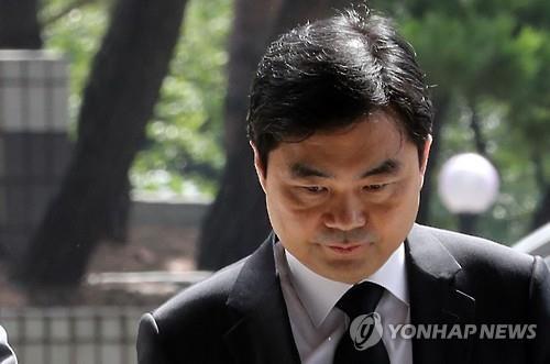 Senior prosecutor Jin Kyung-joon appears before the Seoul Central District Prosecutors' Office in the southern part of the capital on July 14, to face questioning over his shady stock transactions. (Yonhap)