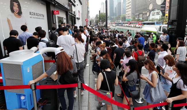 Korean consumers queue up to attend the Galaxy Note 7’s launch event in Seoul, Friday. (Yonhap)