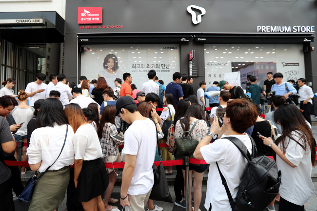 Korean consumers line up to attend the Galaxy Note 7’s launch event in Seoul last Friday. (Yonhap)