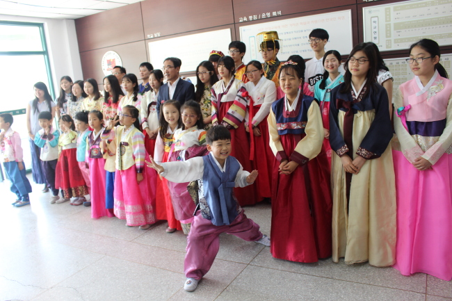 Children at Yantai Korean School pose for a photo during visit by international group of journalists. (Yoon Min-sik/The Korea Herald)