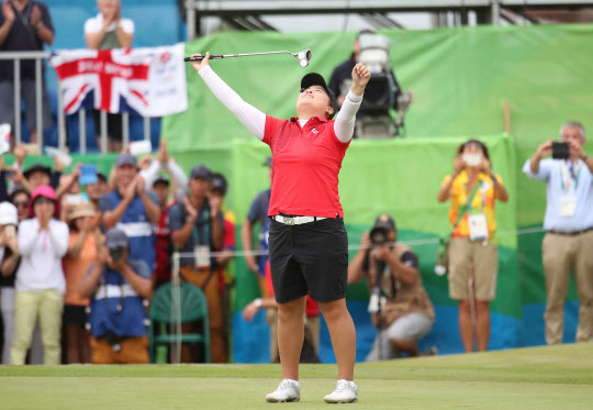 South Korea's Park In-bee celebrates after finishing the final round of the women's gold tournament at the Olympic Golf Course in Barra da Tijuca, Rio de Janeiro, Brazil, Saturday. (Joint press corps)