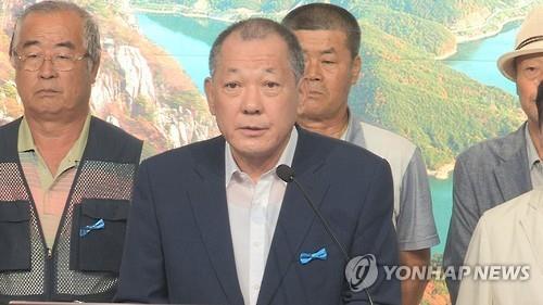 Kim Hang-gon, the administrative chief of Seongju County, North Gyeongsang Province, speaks during a press conference in his county's office building on Aug. 22. (Yonhap)