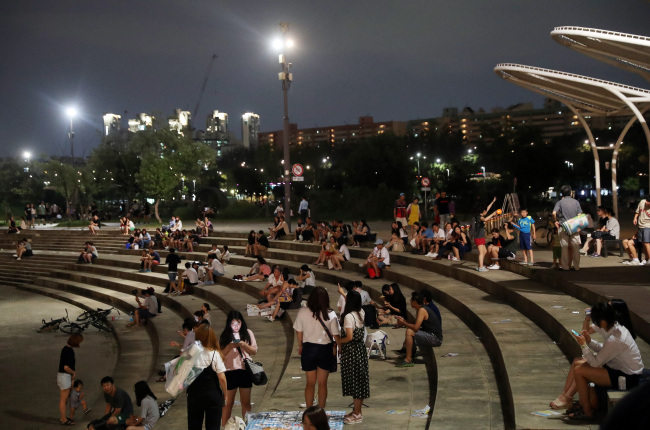 Citizens visit Han River park near Banpo Bridge to cool off from the heat. (Yonhap)
