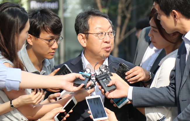 Special inspector Lee Seok-su answers reporters’ questions on his way to his office in Seoul on Monday. (Yonhap)