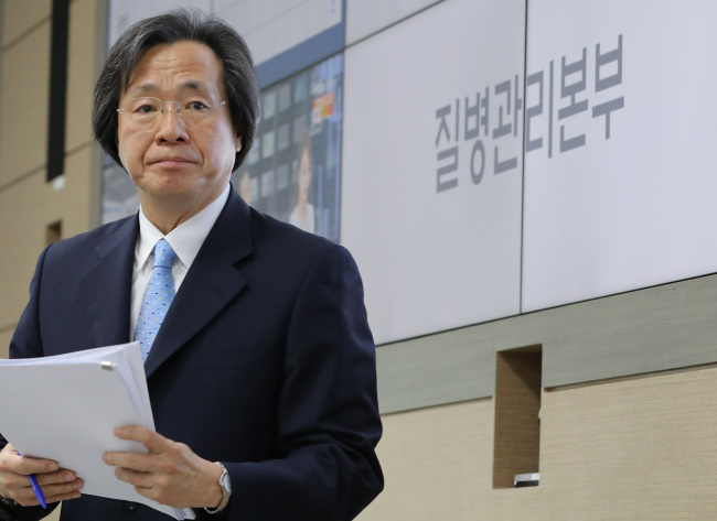 Jung Ki-Suck, director of the Centers for Disease Control and Prevention, leaves after a news briefing at its headquarters in Cheongju, North Chungcheong Province, Tuesday. (Yonhap)